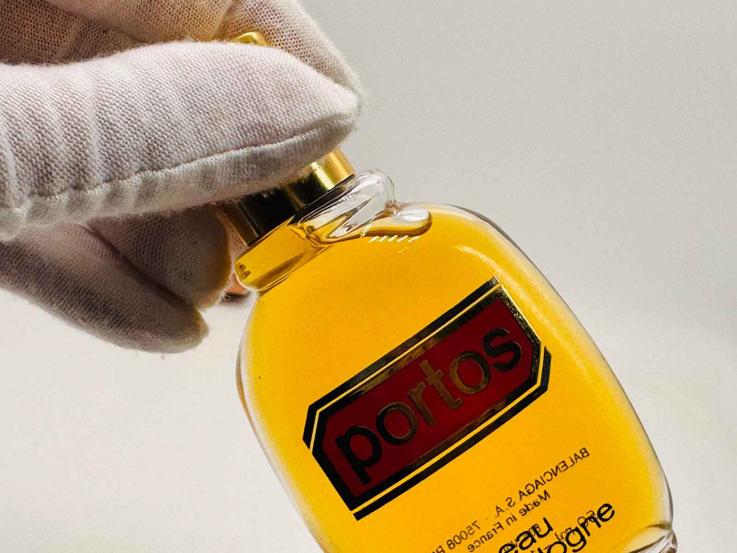 Flacone di profumo Balenciaga Portos Vintage con etichetta rossa e oro, eleganza vintage in ogni spruzzata