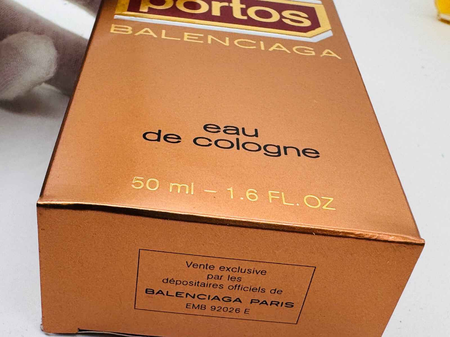 Scatola di eau de cologne Balenciaga Portos Vintage da 50 ml con design elegante in oro