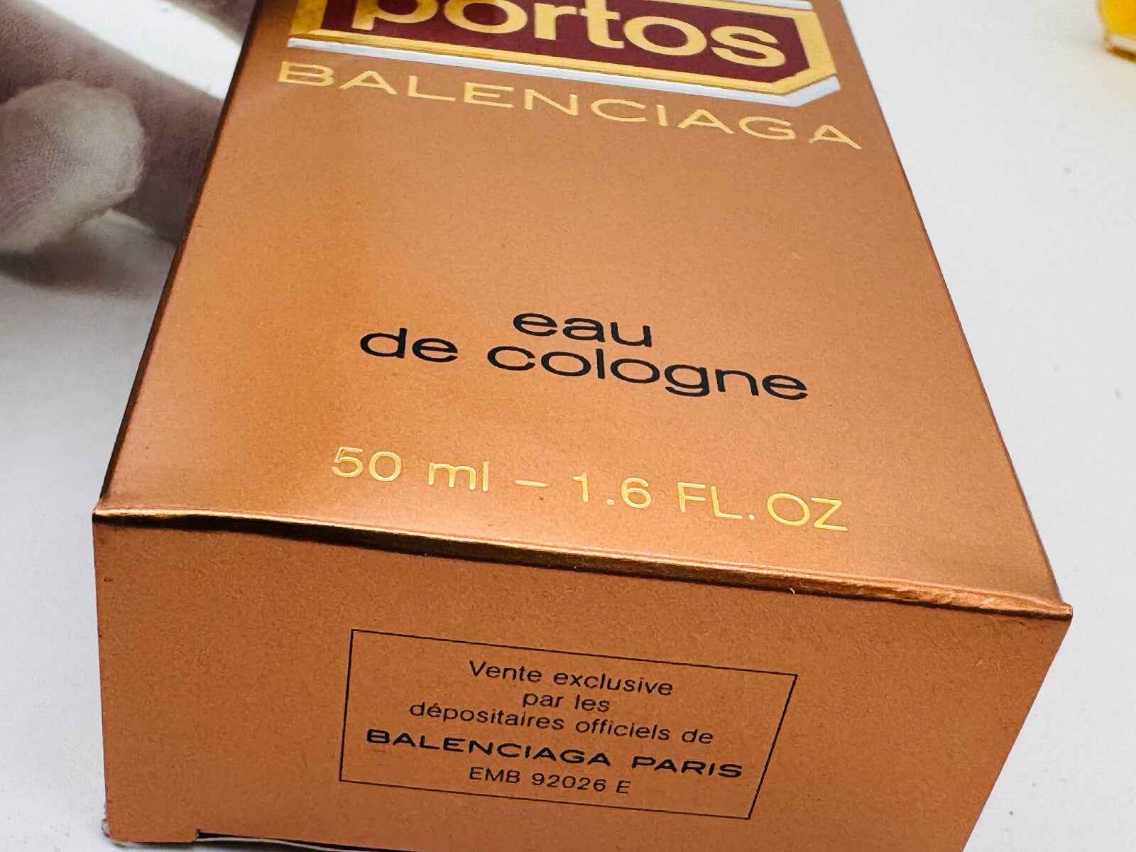 Scatola di eau de cologne Balenciaga Portos Vintage da 50 ml con design elegante in oro