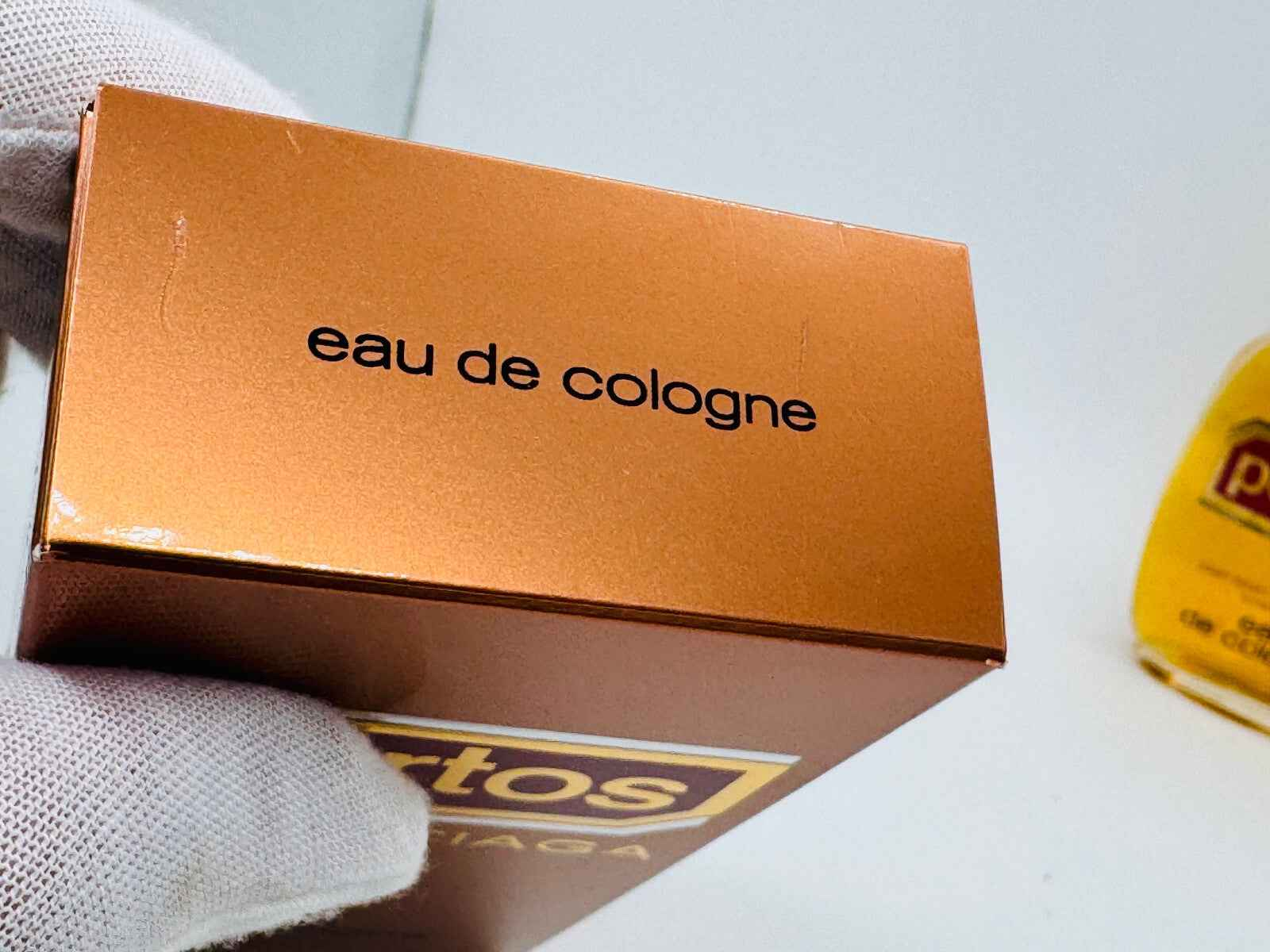 Scatola di eau de cologne Balenciaga Portos Vintage con finitura dorata e logo distintivo