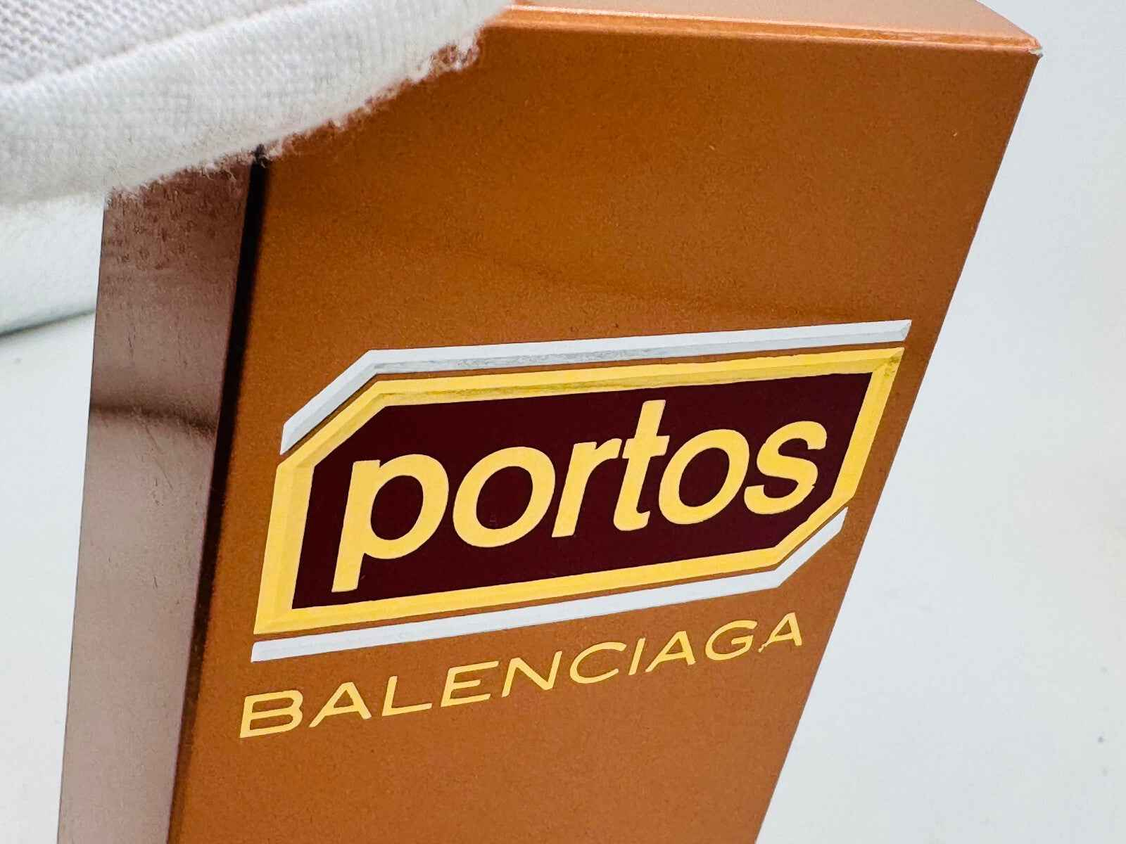 Scatola di Balenciaga Portos Vintage in bronzo con logo distintivo per collezionisti di moda