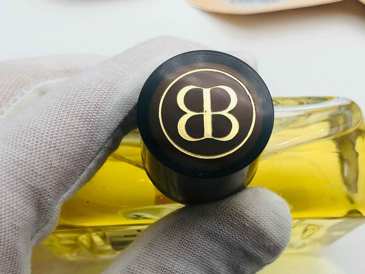 Dettaglio del tappo del profumo Balenciaga Cialenga Vintage con logo elegante su bottiglia gialla