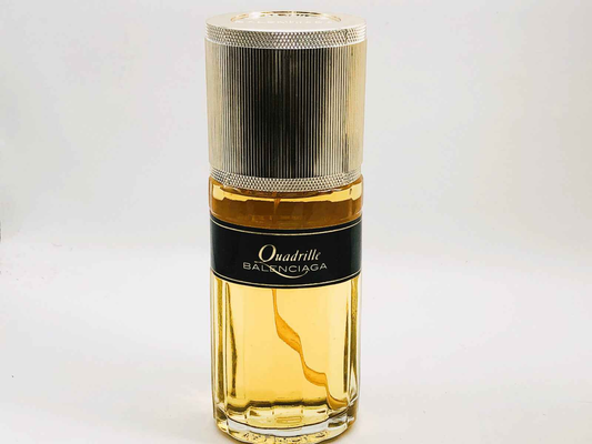 Profumo Balenciaga Quadrille in bottiglia elegante con tappo argentato e liquido dorato