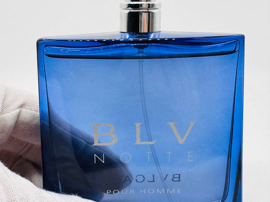 Fragranza Bulgari Blu Notte Pour Homme in flacone blu con dettagli eleganti