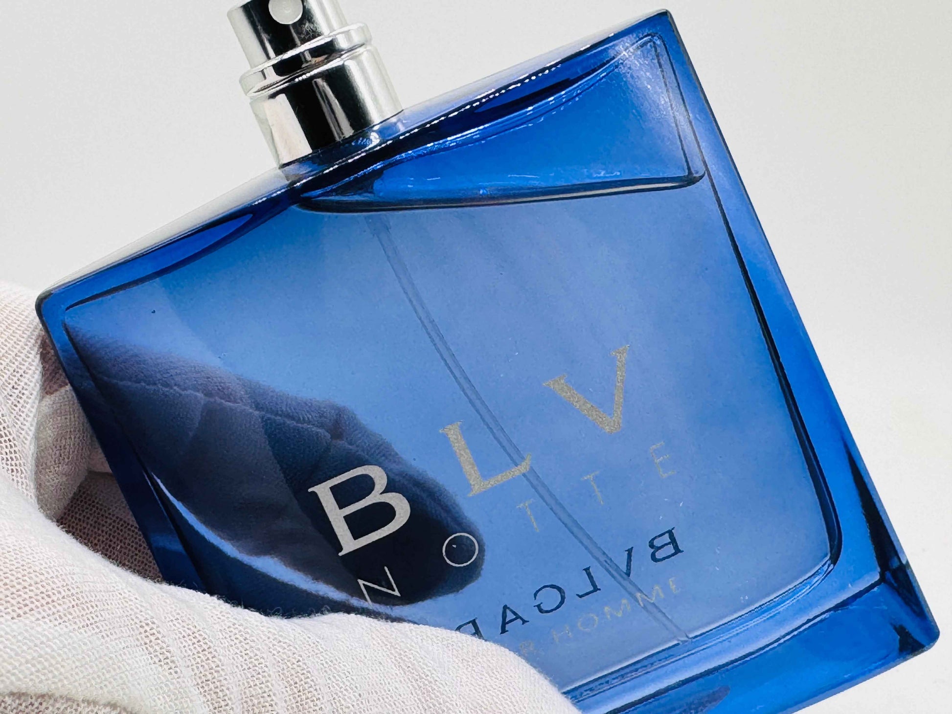 Flacone di Bulgari Blu Notte Pour Homme in vetro blu con tappo argentato e logo in rilievo
