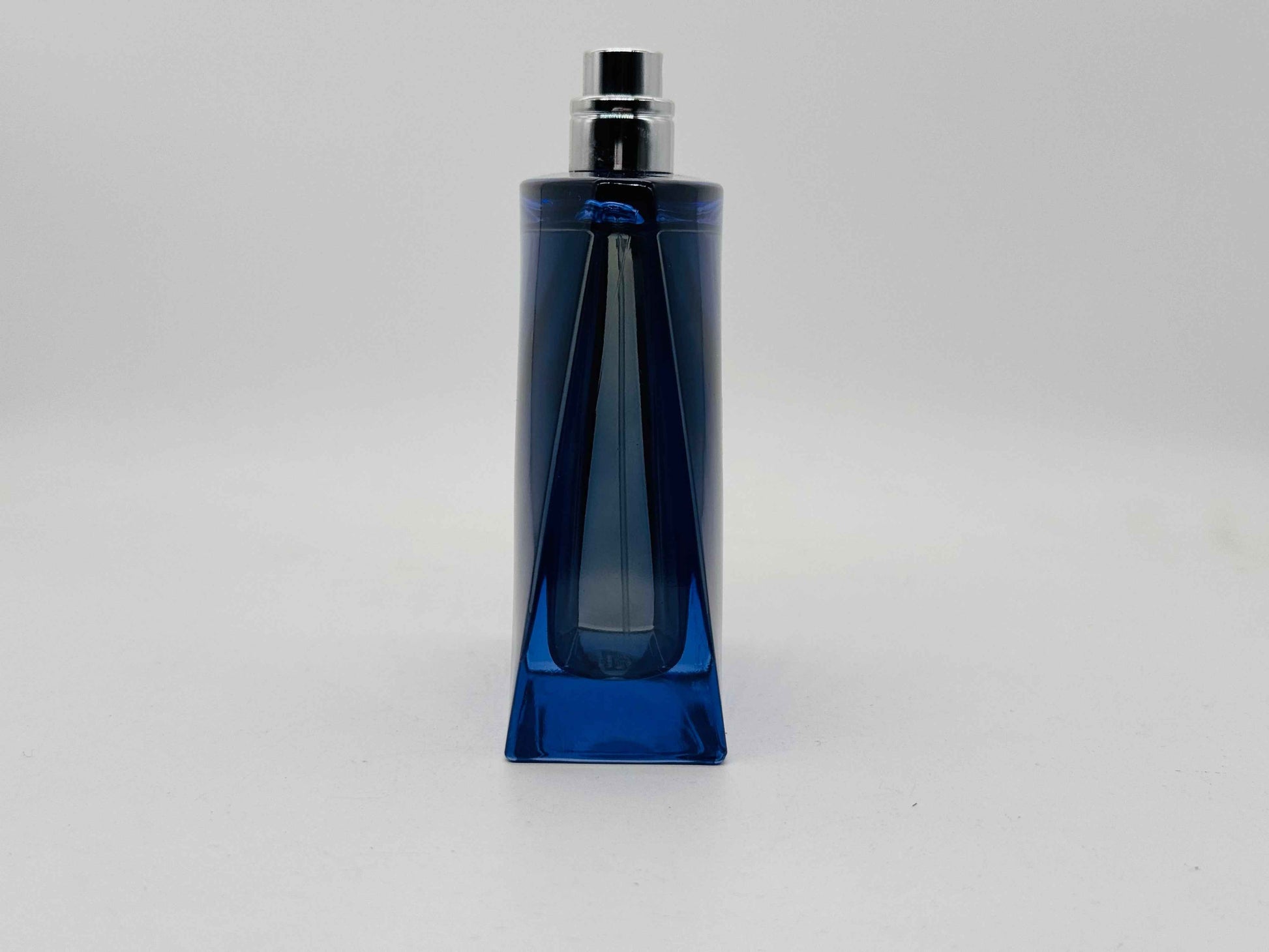Flacone di Bulgari Blu Notte Pour Homme con design elegante in vetro blu trasparente