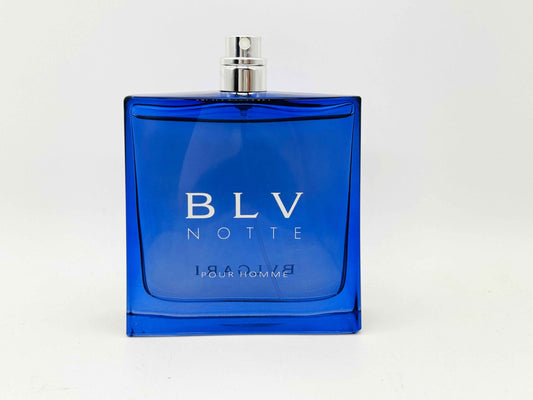 Profumo Bulgari Blu Notte Pour Homme in bottiglia di vetro blu elegante