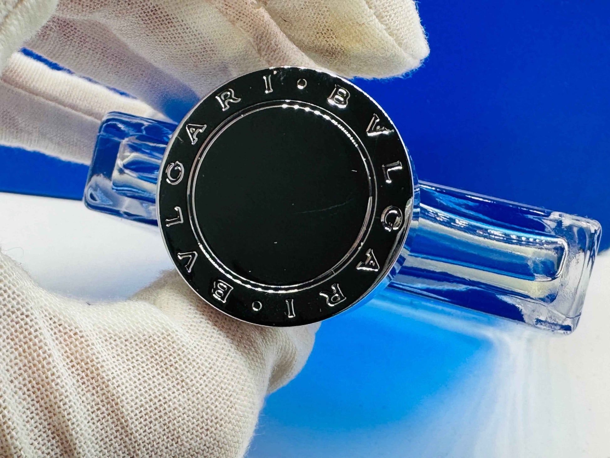 Flacone di Bulgari Blu Pour Homme con tappo distintivo e design elegante per profumo maschile