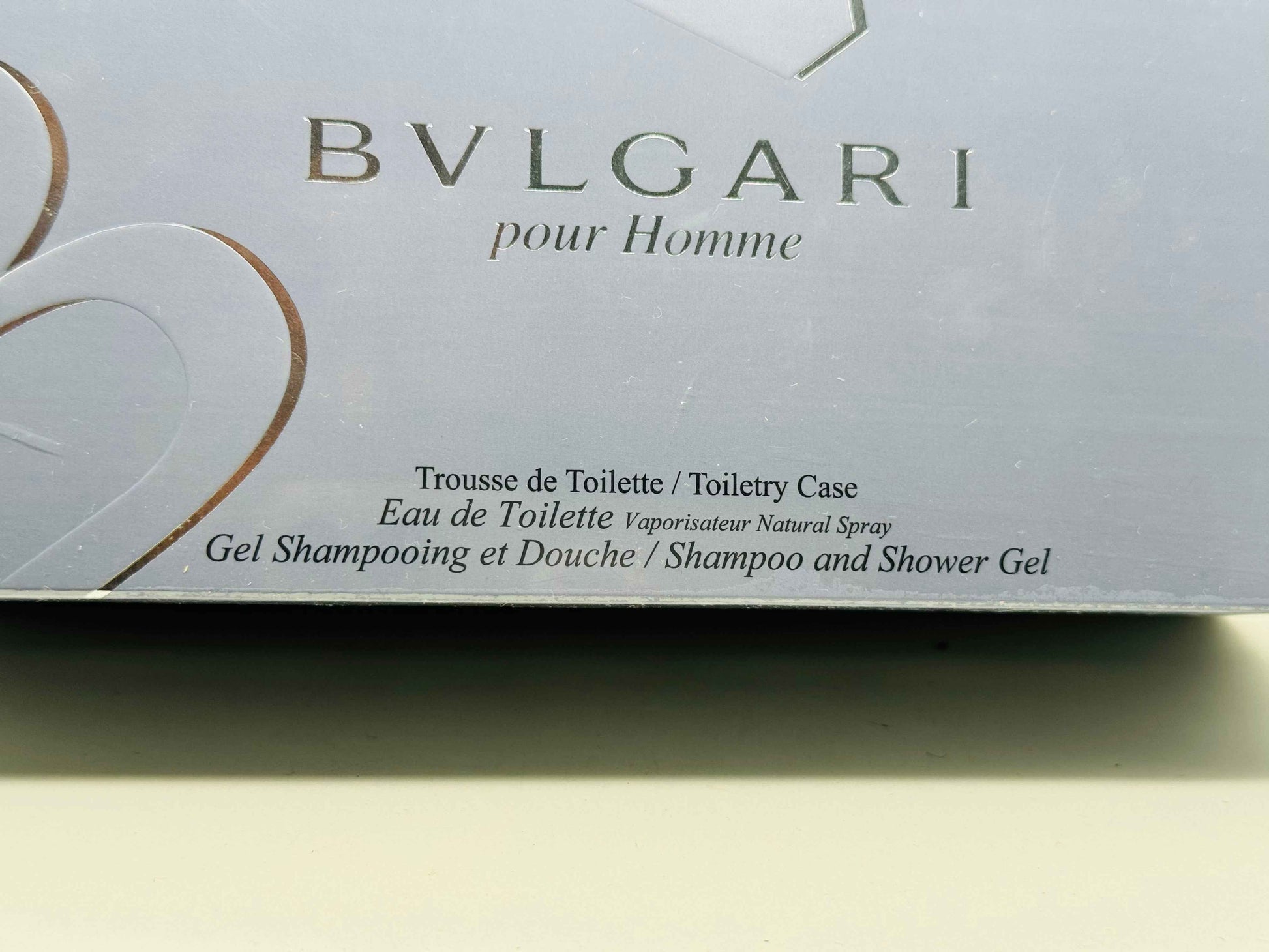 Set da viaggio Bulgari Pour Homme Vintage con eau de toilette e gel doccia in una pratica pochette