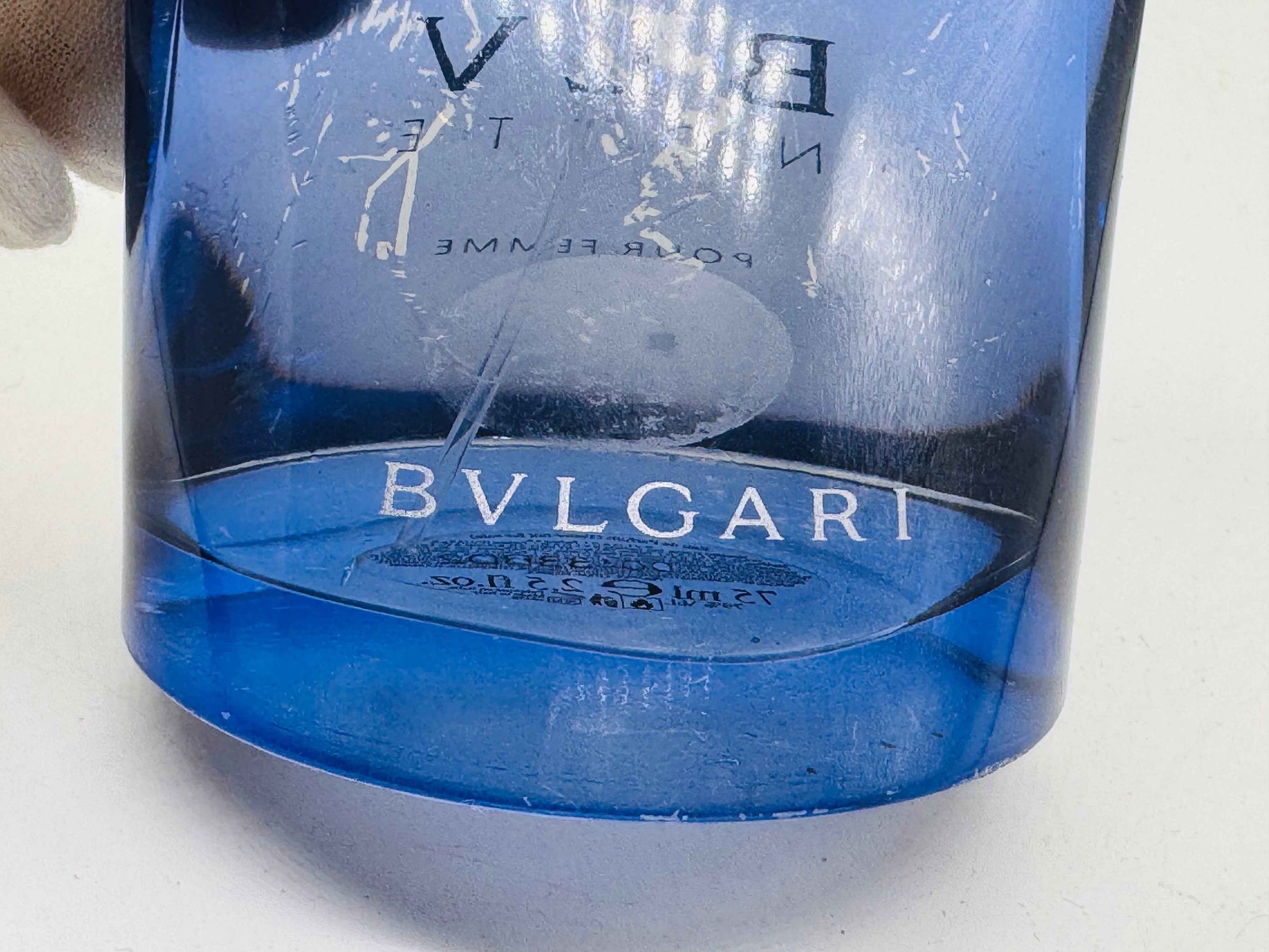 Flacone di Profumo Bulgari Blu Notte con design elegante in vetro blu