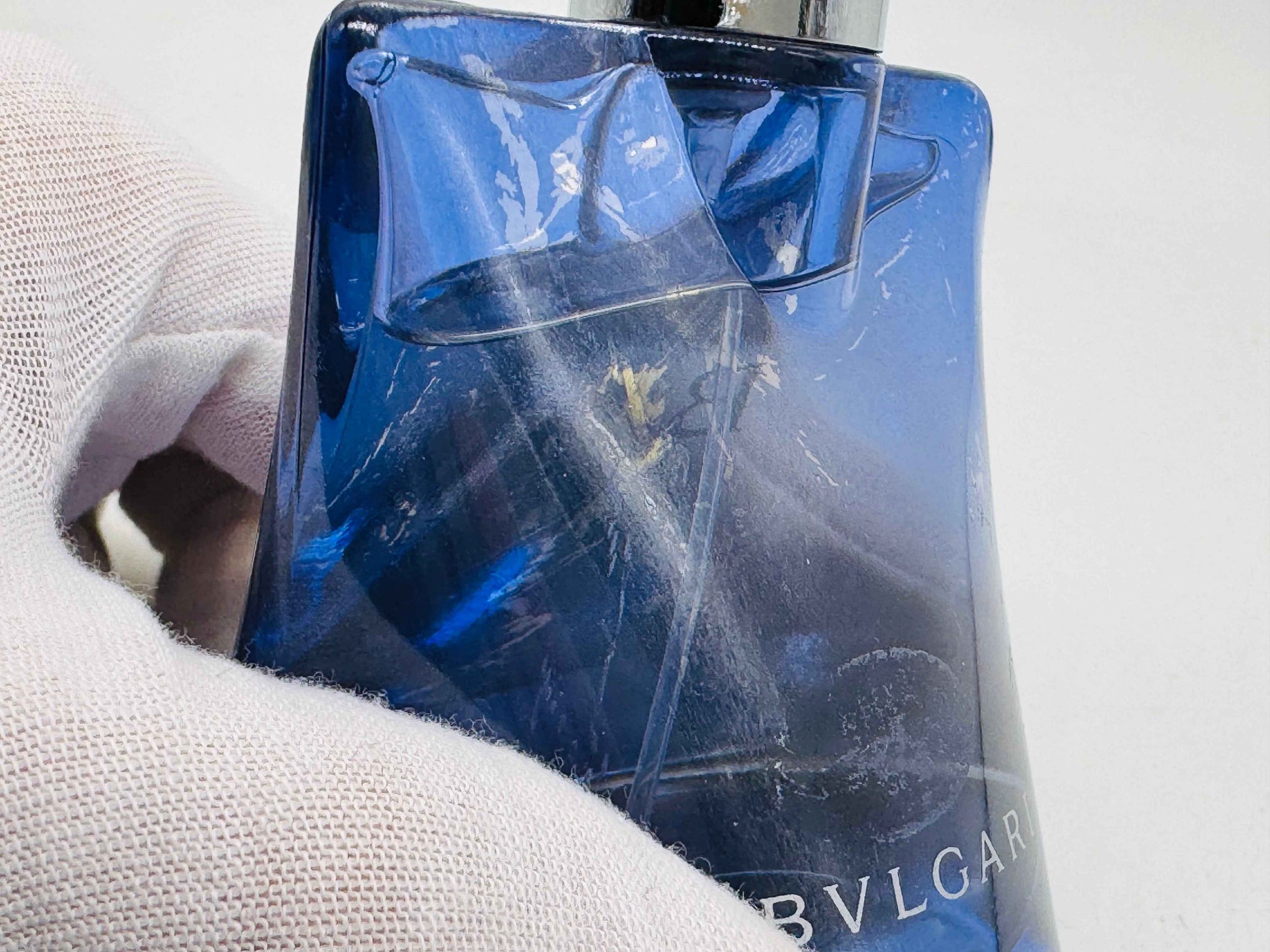 Flacone di Profumo Bulgari Blu Notte con design elegante e riflessi blu per uomo