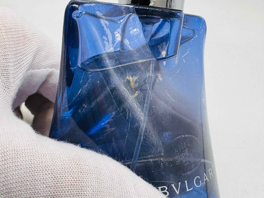 Flacone di Profumo Bulgari Blu Notte con design elegante e riflessi blu per uomo