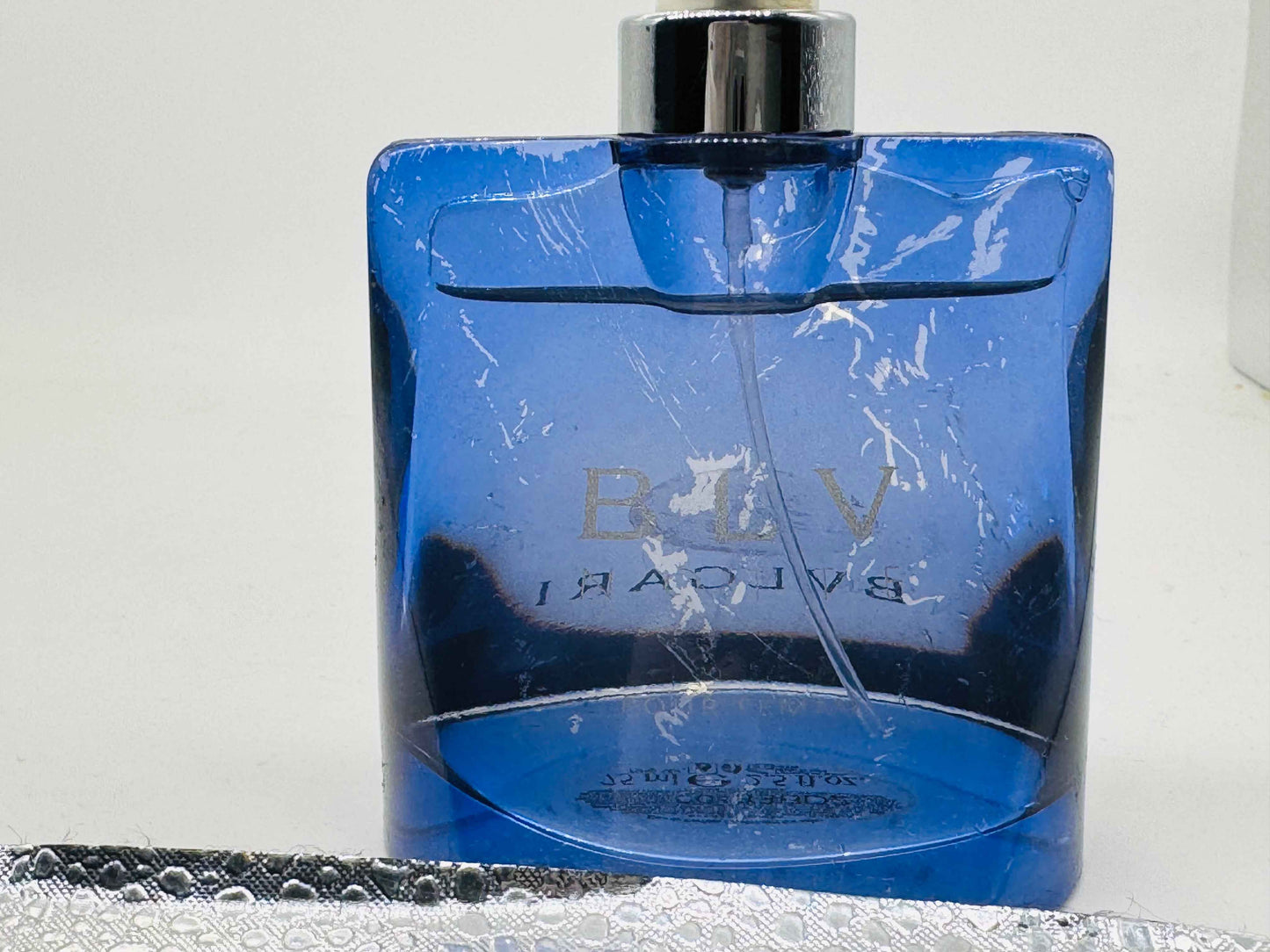 Flacone di profumo Bulgari Blu Notte in vetro blu con tappo argentato per un aroma sofisticato