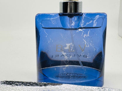 Flacone di profumo Bulgari Blu Notte in vetro blu con tappo argentato per un aroma sofisticato