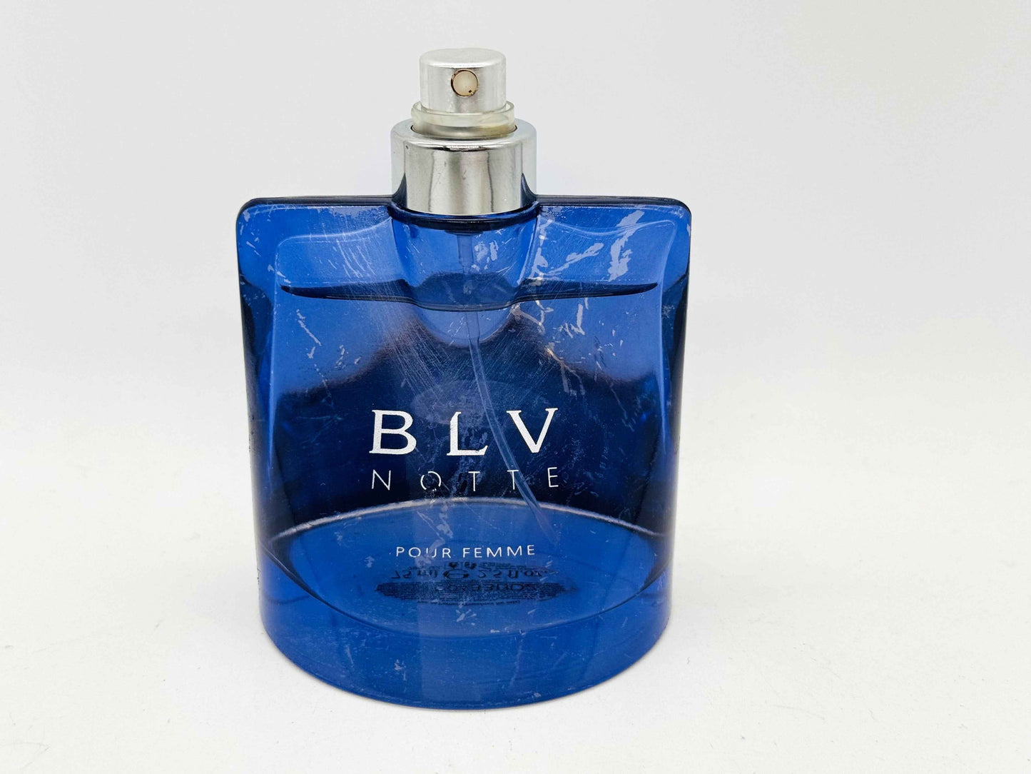 Flacone di profumo Bulgari Blu Notte da donna in vetro blu con spray e design elegante