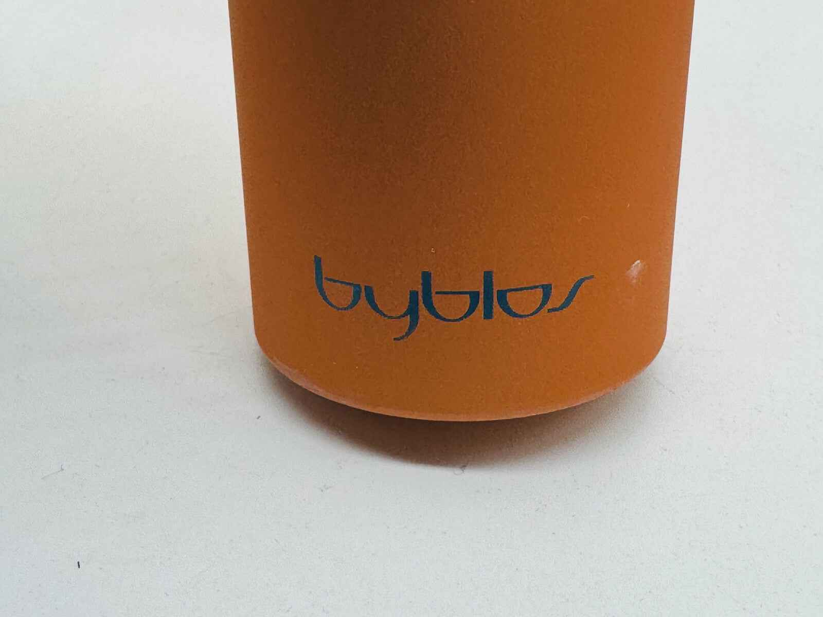 Flacone di profumo Byblos Donna in arancione, elegante e moderno per la donna contemporanea