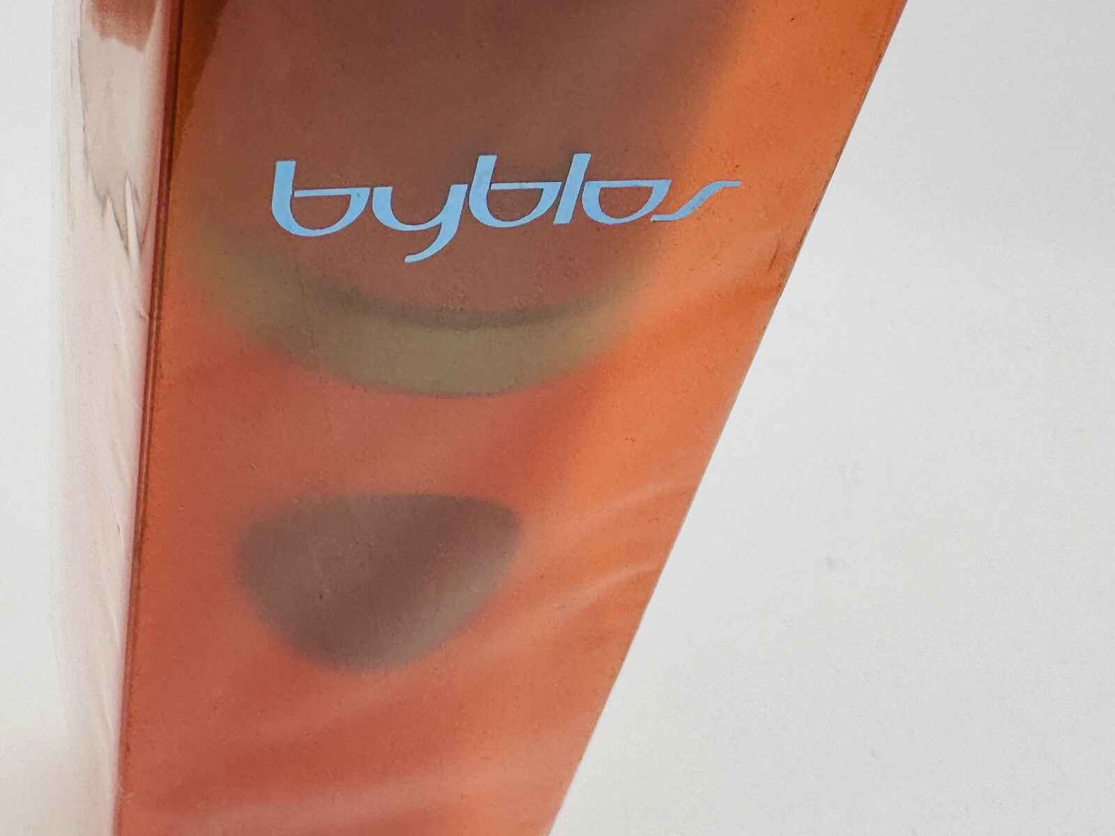 Flacone di profumo Byblos Donna con design elegante e colori vibranti