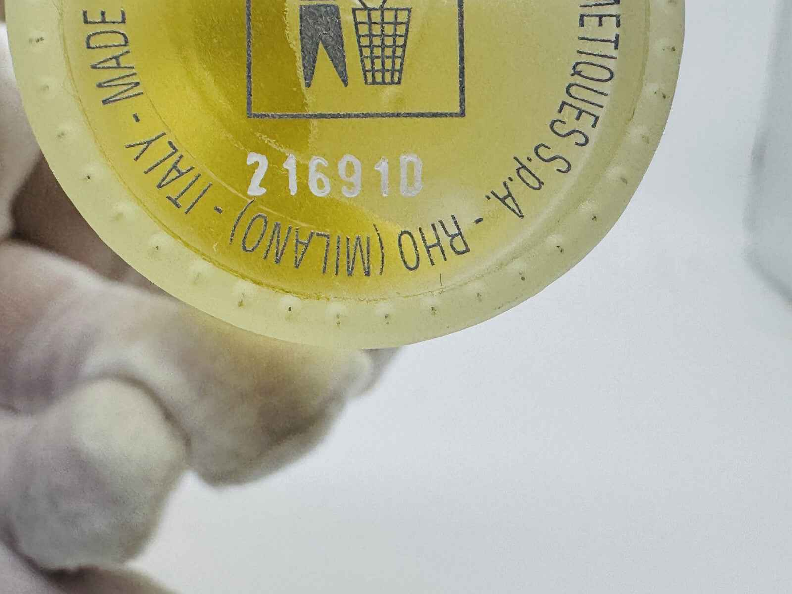 Flacone di profumo Byblos Terra con etichetta e codice identificativo sul fondo
