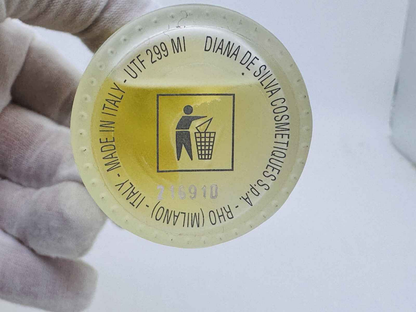 Flacone di profumo Byblos Terra con etichetta e cappuccio trasparente, in evidenza sullo sfondo neutro