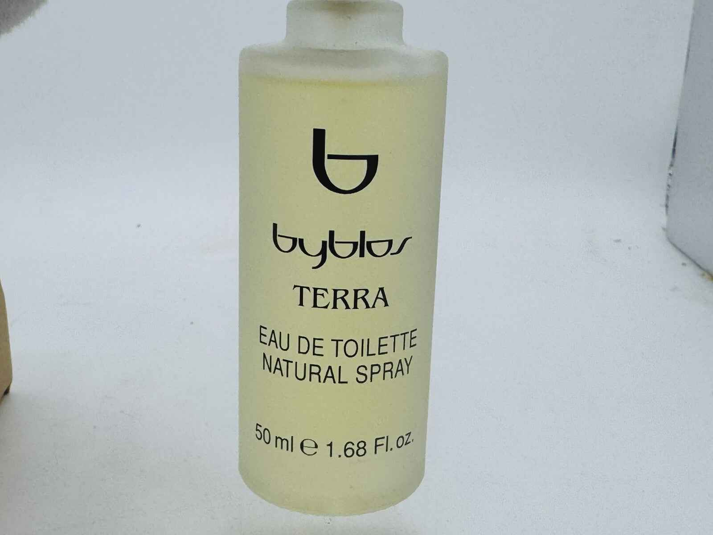 Flacone di profumo Byblos Terra da 50 ml con spray naturale in un design elegante