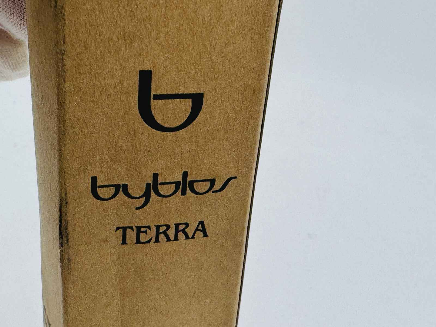 Confezione del profumo Byblos Terra con logo elegante su sfondo neutro