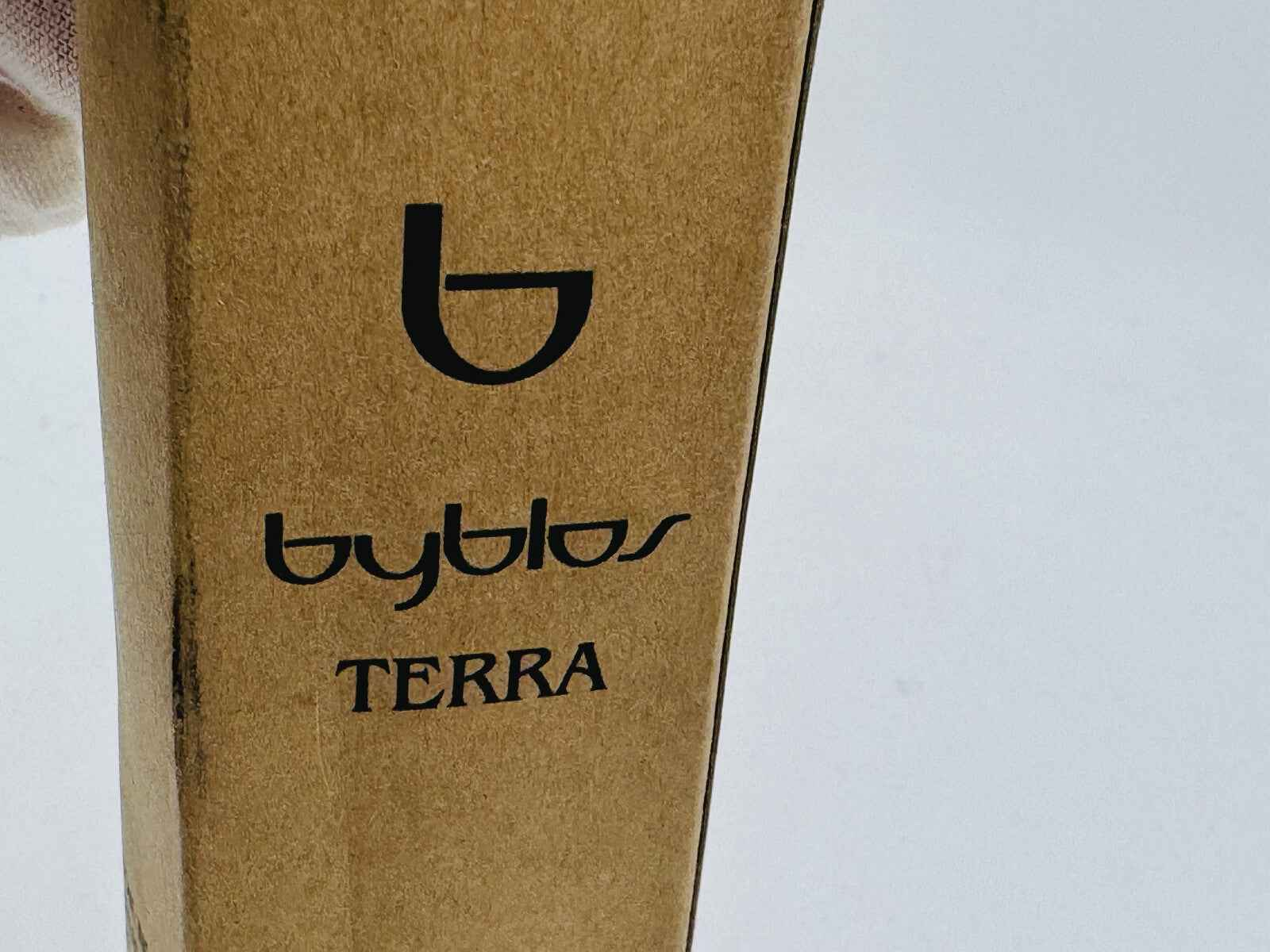 Confezione del profumo Byblos Terra con logo elegante su sfondo neutro