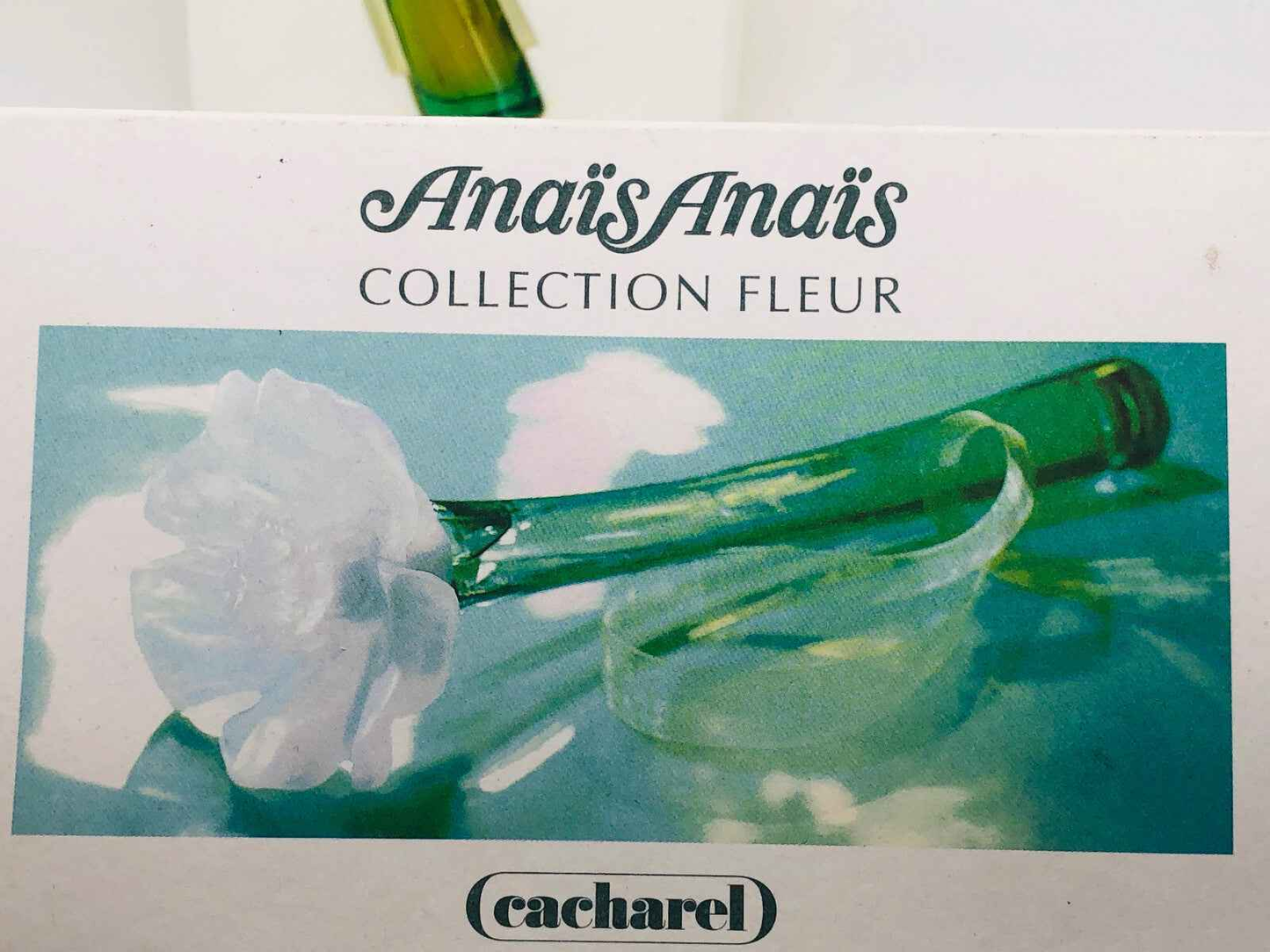 Flacone di profumo Anaïs Anaïs Vintage di Cacharel con design elegante e fiore in vetro