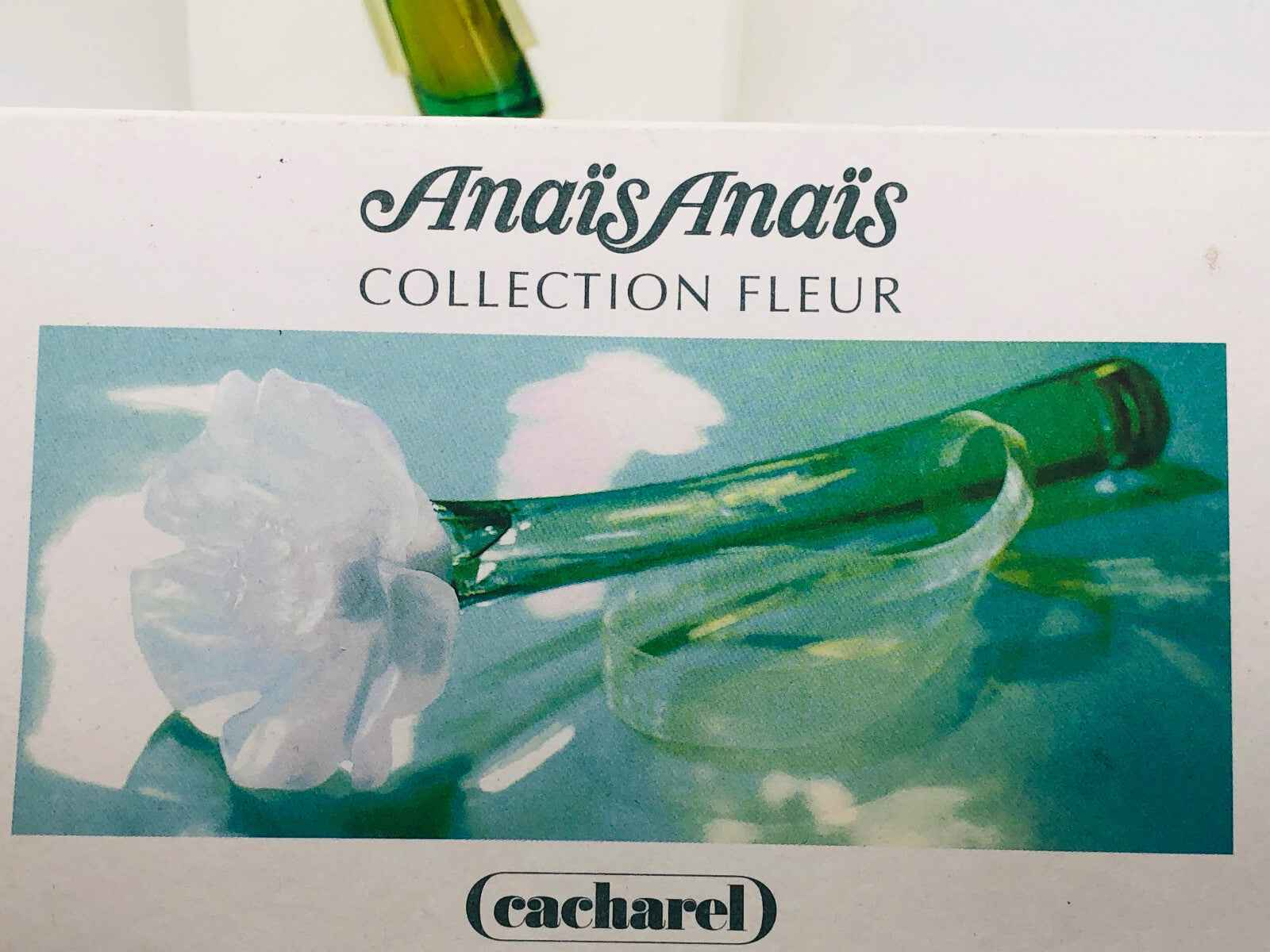 Flacone di profumo Anaïs Anaïs Vintage di Cacharel con design elegante e fiore in vetro