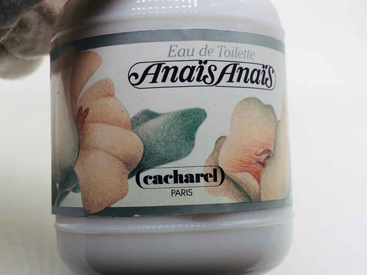 Flacone di profumo Cacharel Anais Anais Vintage con etichetta elegante e design floreale