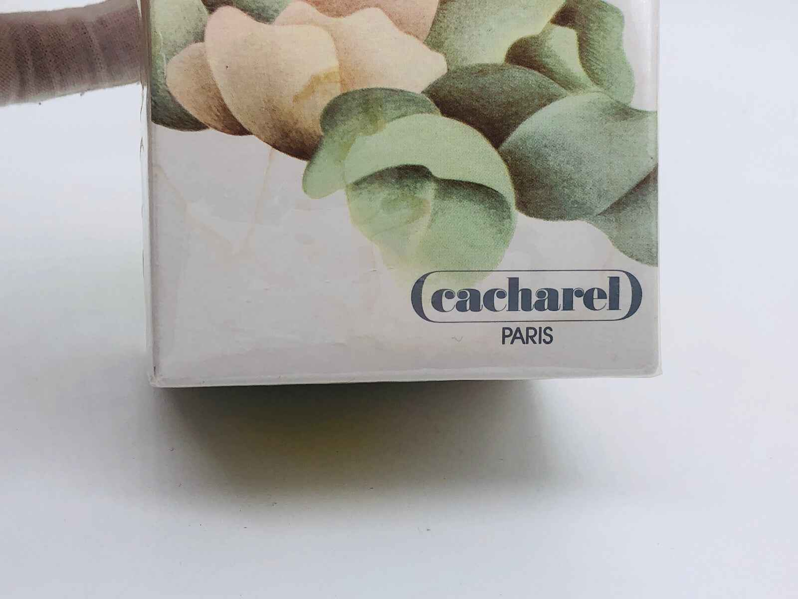 Scatola del profumo Cacharel Anais Anais Vintage con design floreale elegante