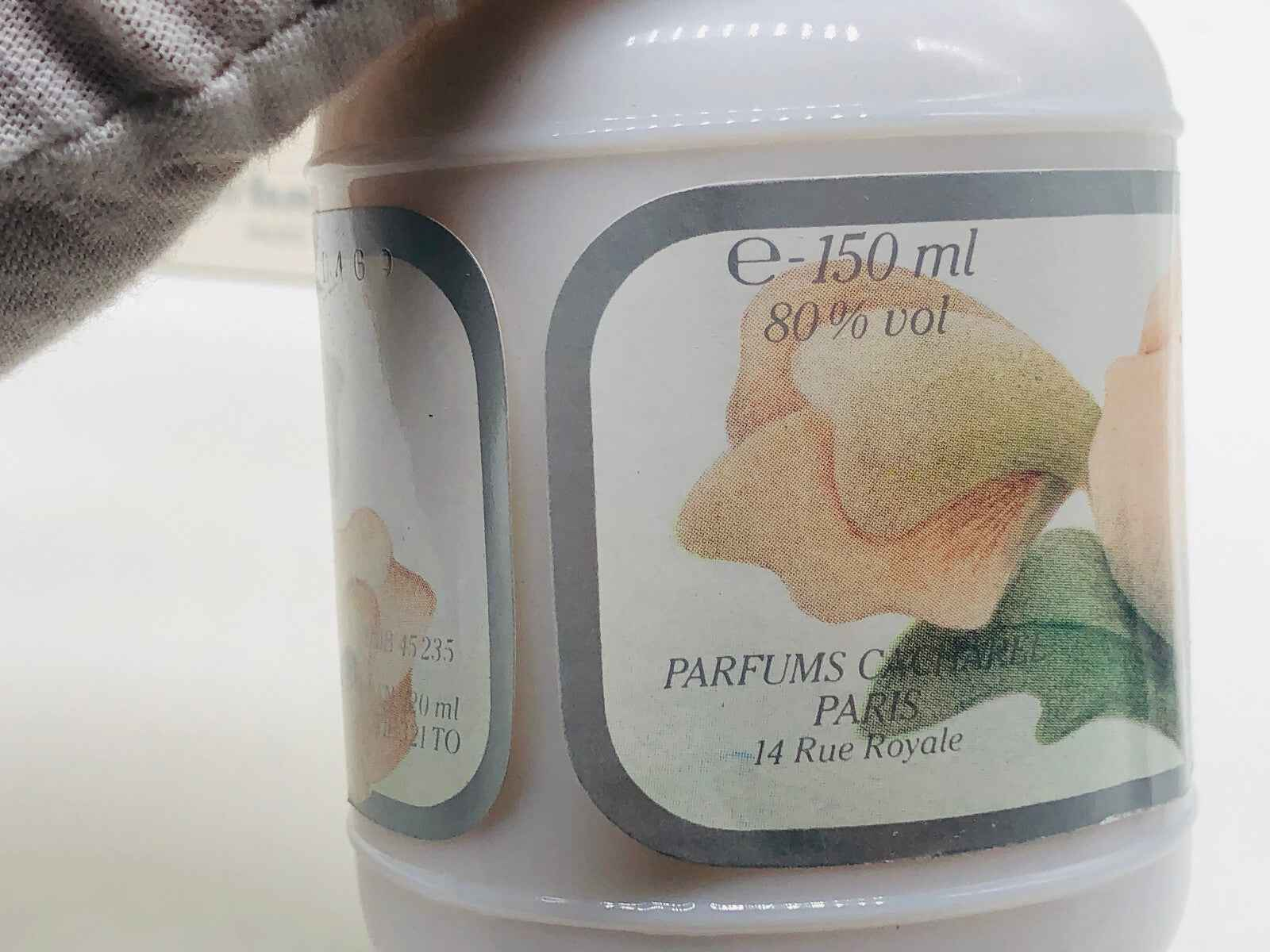 Flacone di Cacharel Anais Anais Vintage da 150 ml con etichetta floreale e dettagli delicati