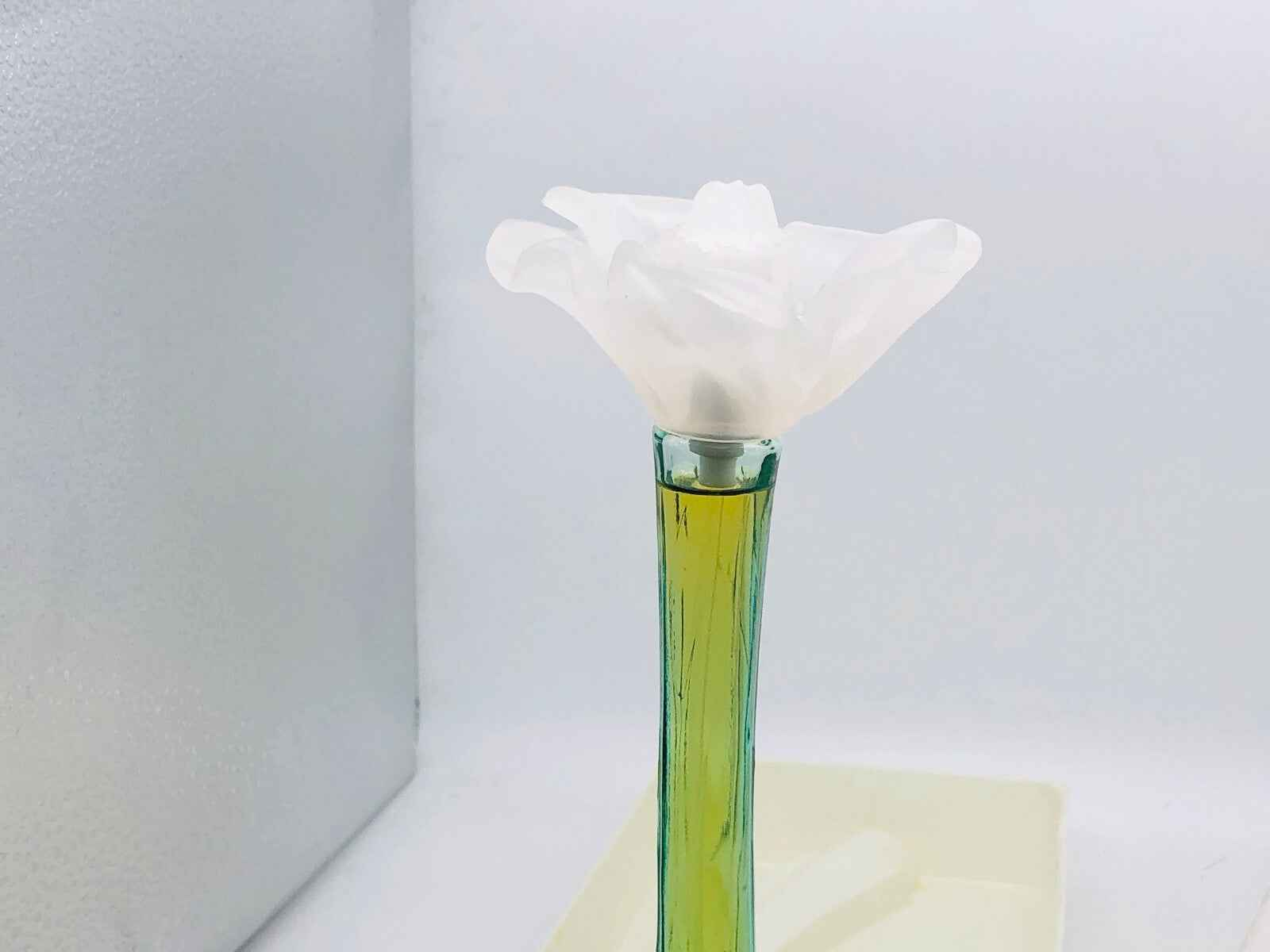 Vaso elegante con fiore bianco in vetro, Cacharel Anais Anais Vintage per collezionisti di profumi.