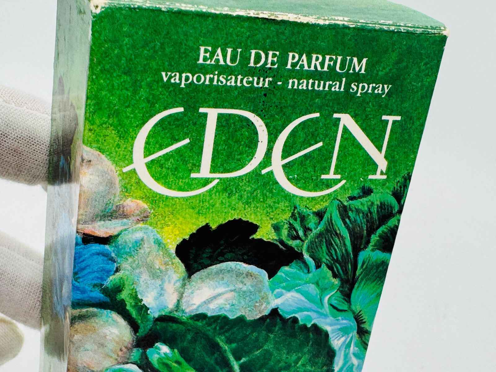 Confezione di profumo Eden Cacharel Vintage con spray naturale e design verde artigianale