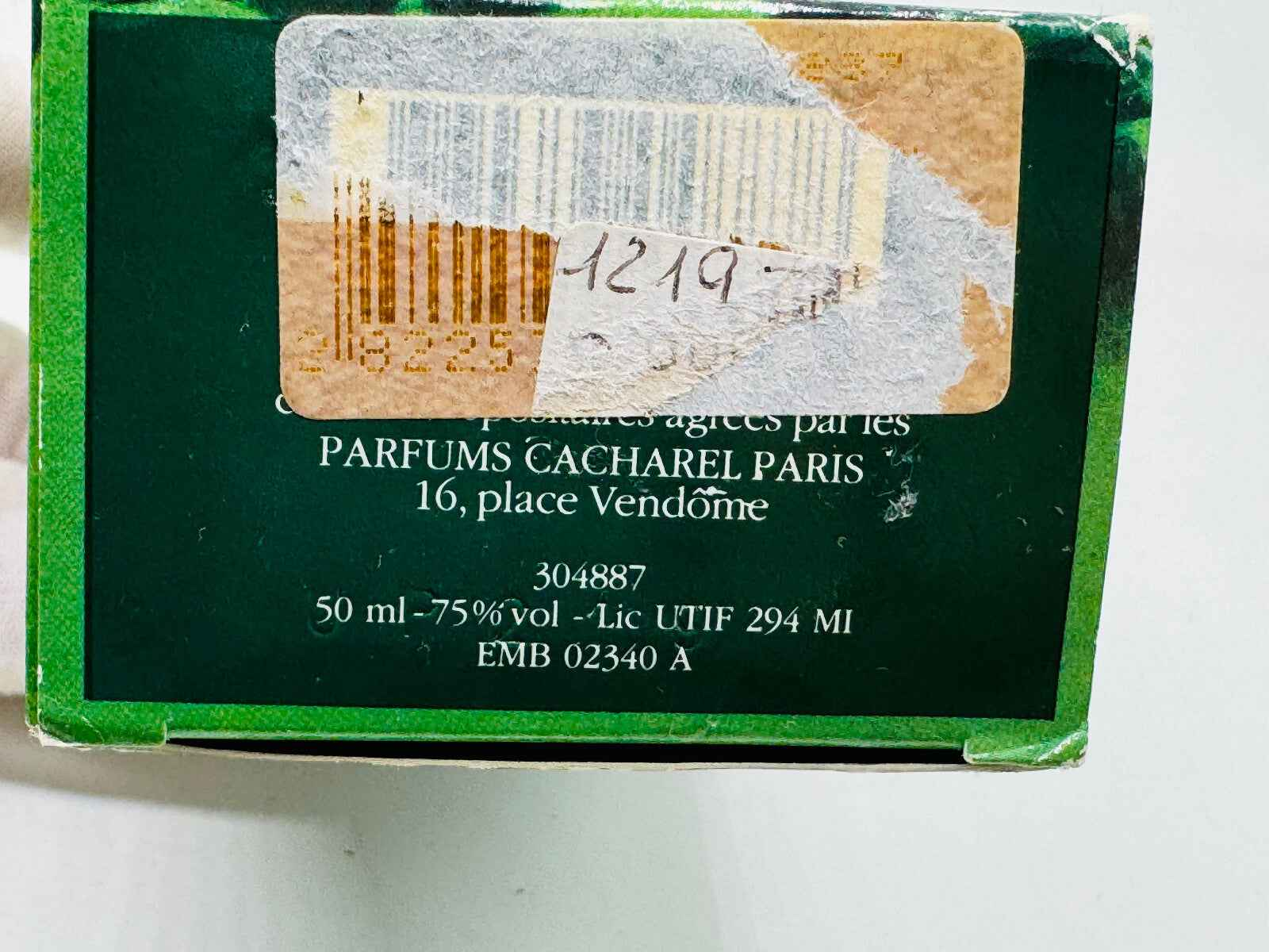Scatola vintage di profumo Eden Cacharel con etichetta che mostra il contenuto di 50 ml