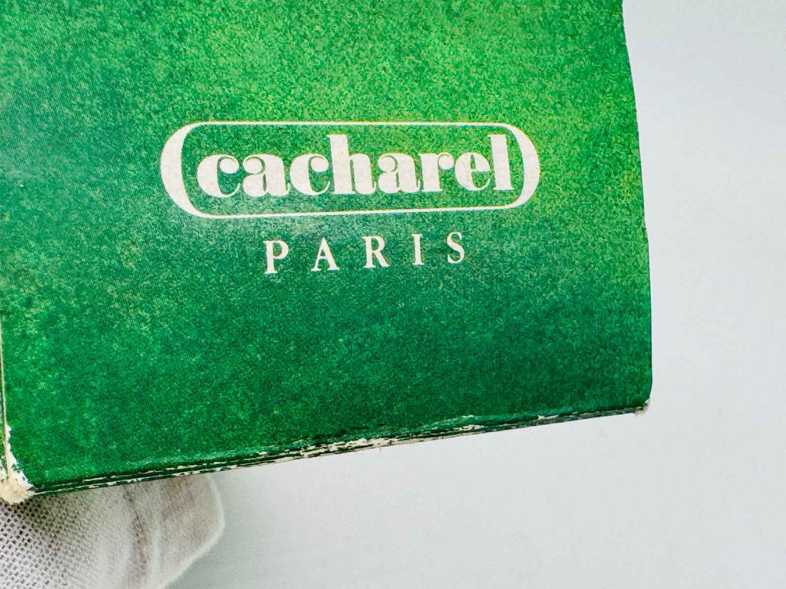 Scatola vintage di profumo Eden Cacharel con logo verde e scritta Paris