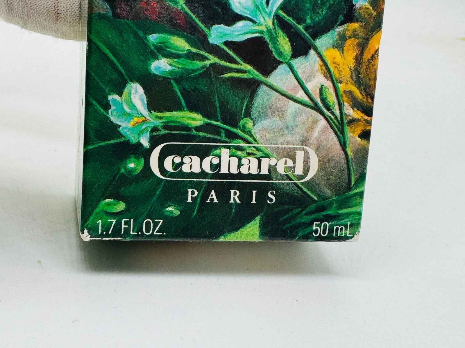 Scatola del profumo Eden Cacharel Vintage da 50 ml con design floreale e dettagli del marchio