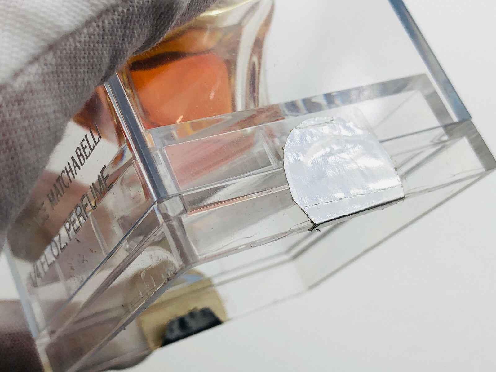 Flacone di profumo Cachet Prince Matchabelli con etichetta e dettagli eleganti, trasparente e di design unico