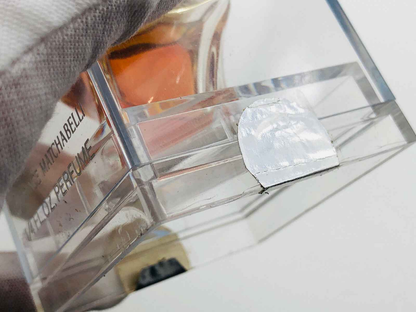 Flacone di profumo Cachet Prince Matchabelli con etichetta e dettagli eleganti, trasparente e di design unico