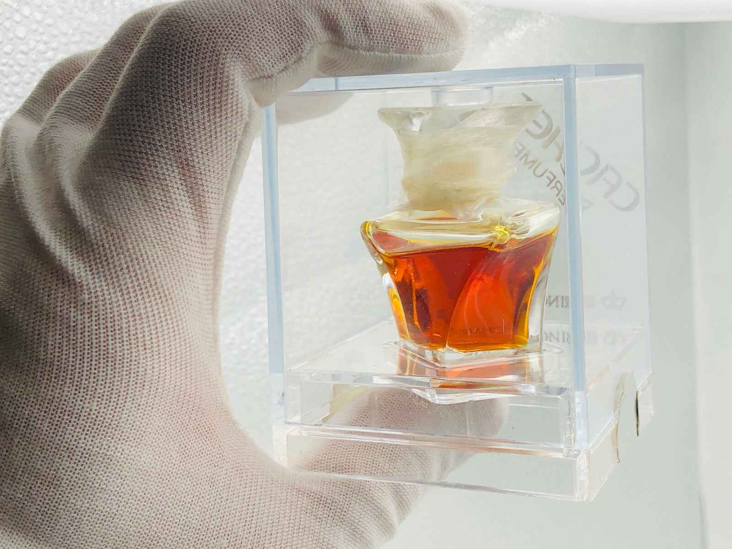 Flacone di profumo Cachet Prince Matchabelli con liquido ambrato in esposizione elegante