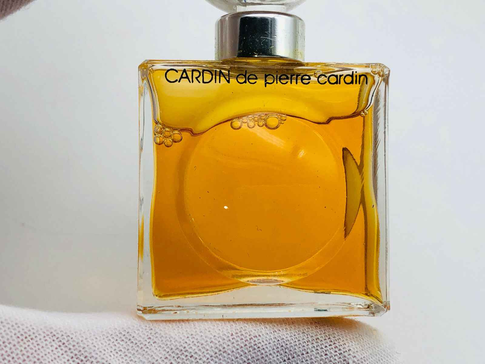 Flacone di profumo Cardin de Pierre Cardin Vintage con liquido giallo e design elegante