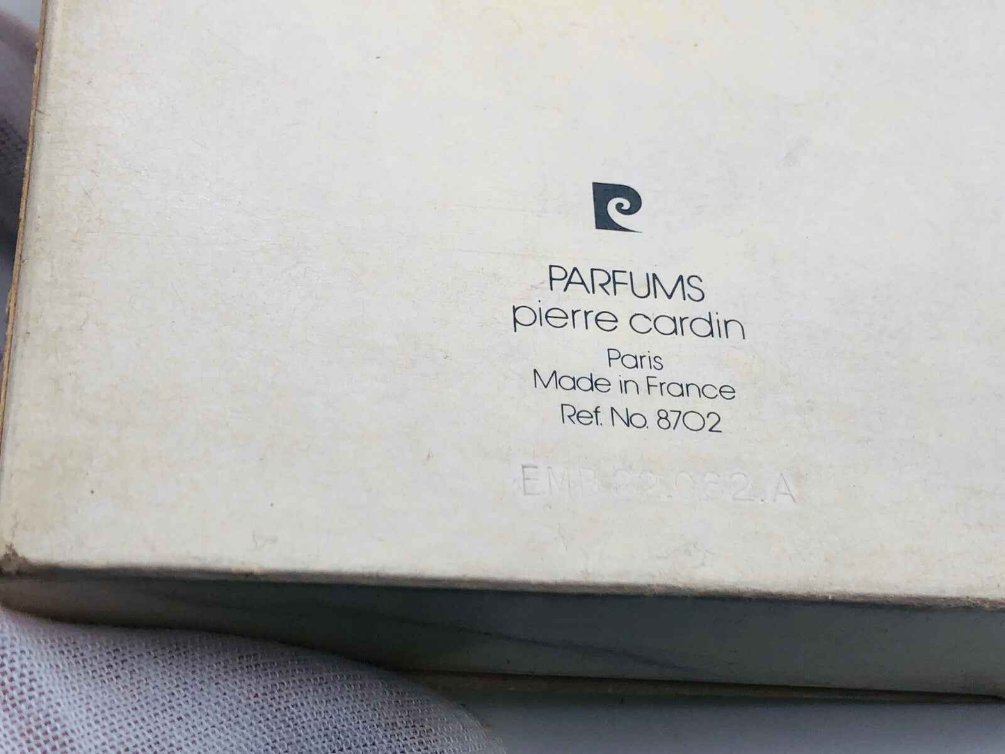 Scatola di profumi Pierre Cardin vintage con logo elegante e dettagli di produzione in Francia