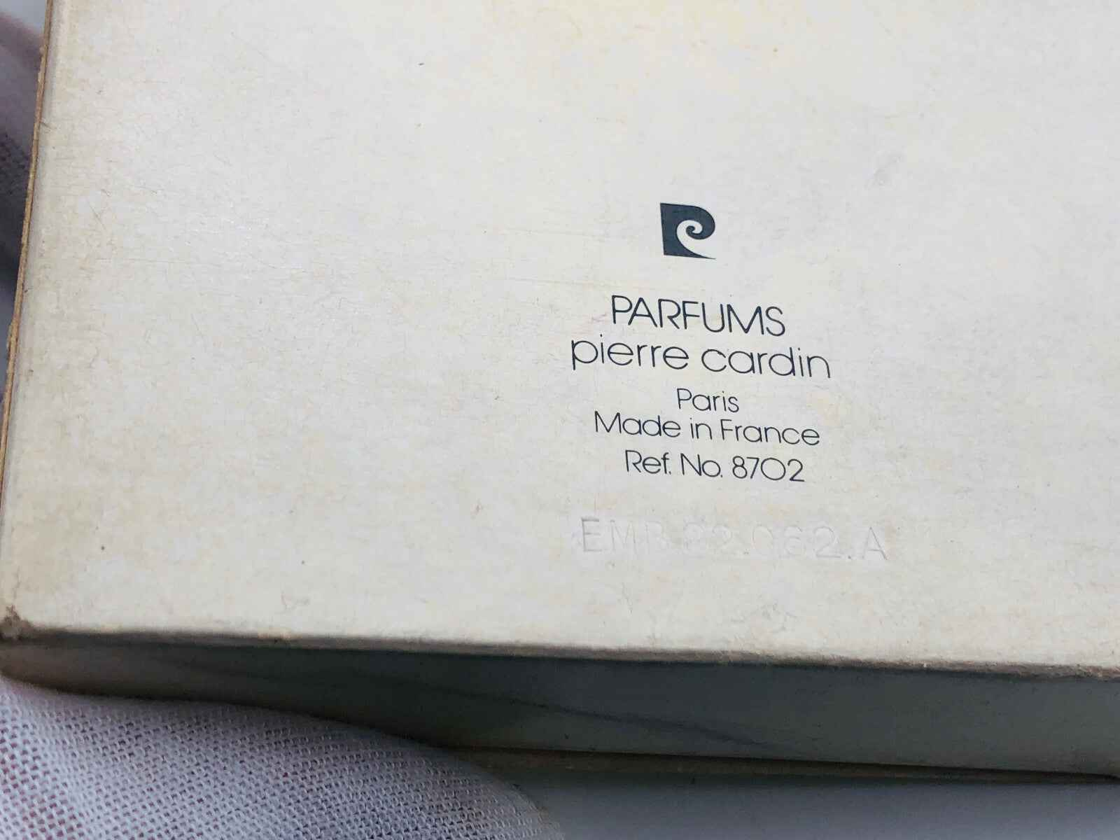 Scatola di profumi Pierre Cardin vintage con logo elegante e dettagli di produzione in Francia