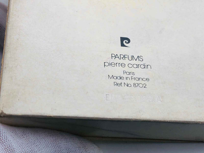 Scatola di profumi Pierre Cardin vintage con logo elegante e dettagli di produzione in Francia