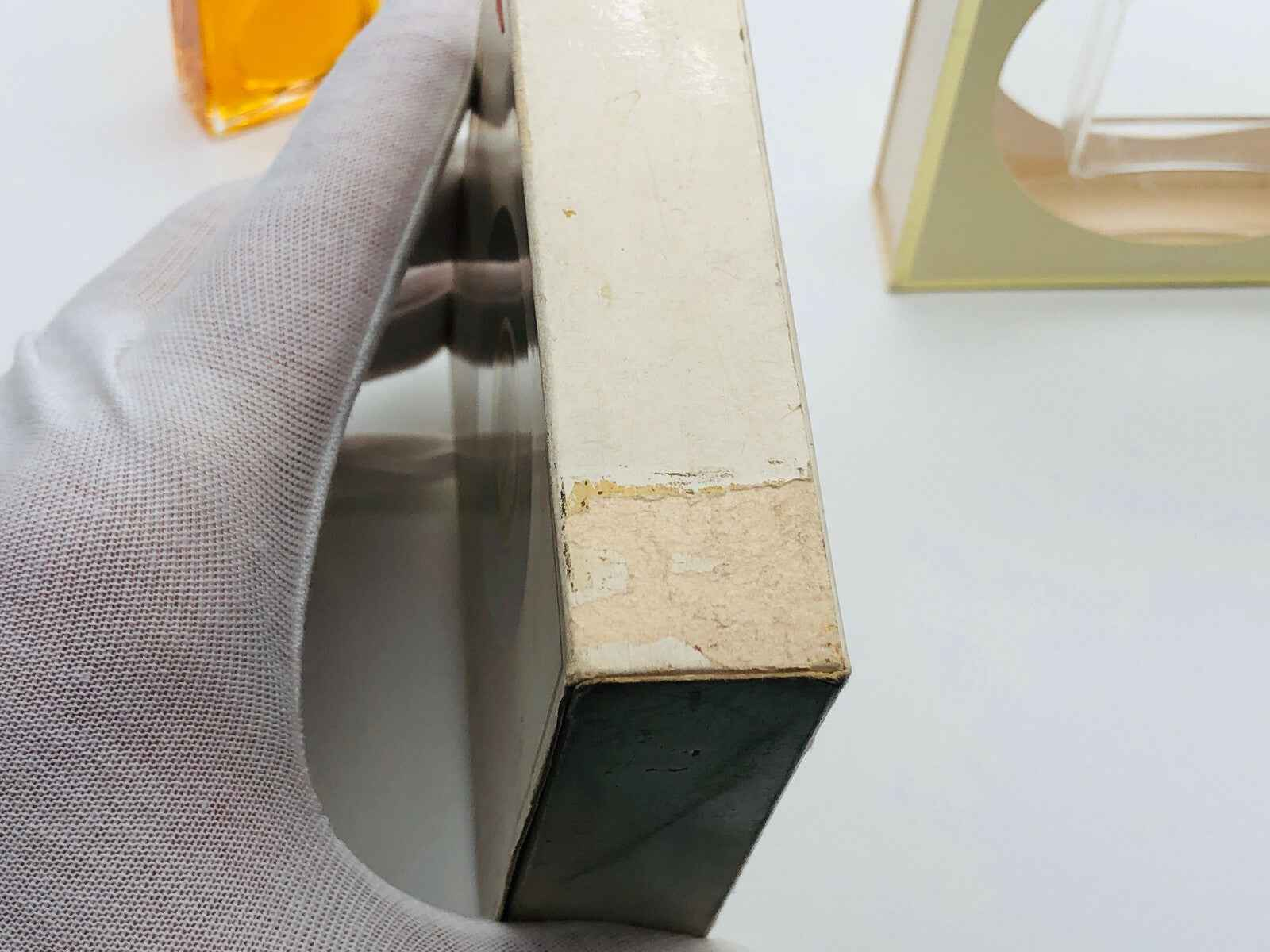 Scatola vintage Cardin De Pierre Cardin con segni di usura, perfetta per collezionisti di profumi