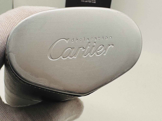 Base elegante del flacone di profumo Cartier Declaration con logo inciso in rilievo