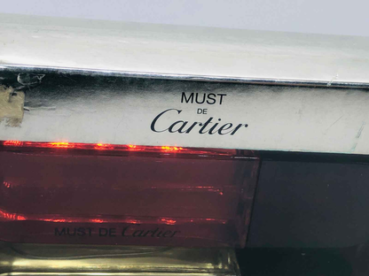 Flacone di profumo Cartier Must con etichetta elegante e design raffinato