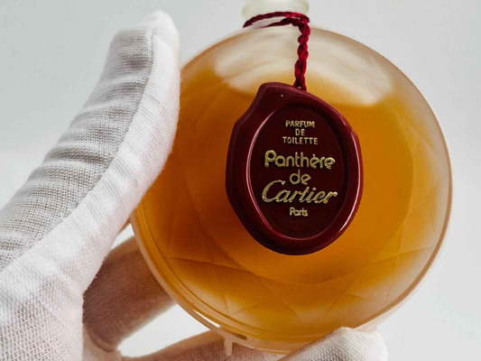 Flacone di profumo Vintage Panthere Cartier con etichetta raffinata e design elegante