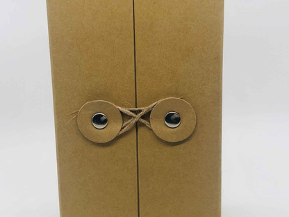 Confezione del profumo Chevignon Vintage con chiusura in corda e dettagli in cartone