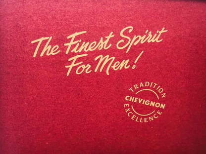 Scatola di Profumo Chevignon Vintage con scritta 'The Finest Spirit For Men' in colore oro su sfondo rosso