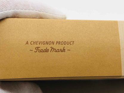 Scatola del profumo Chevignon Vintage con etichetta del marchio sulla confezione